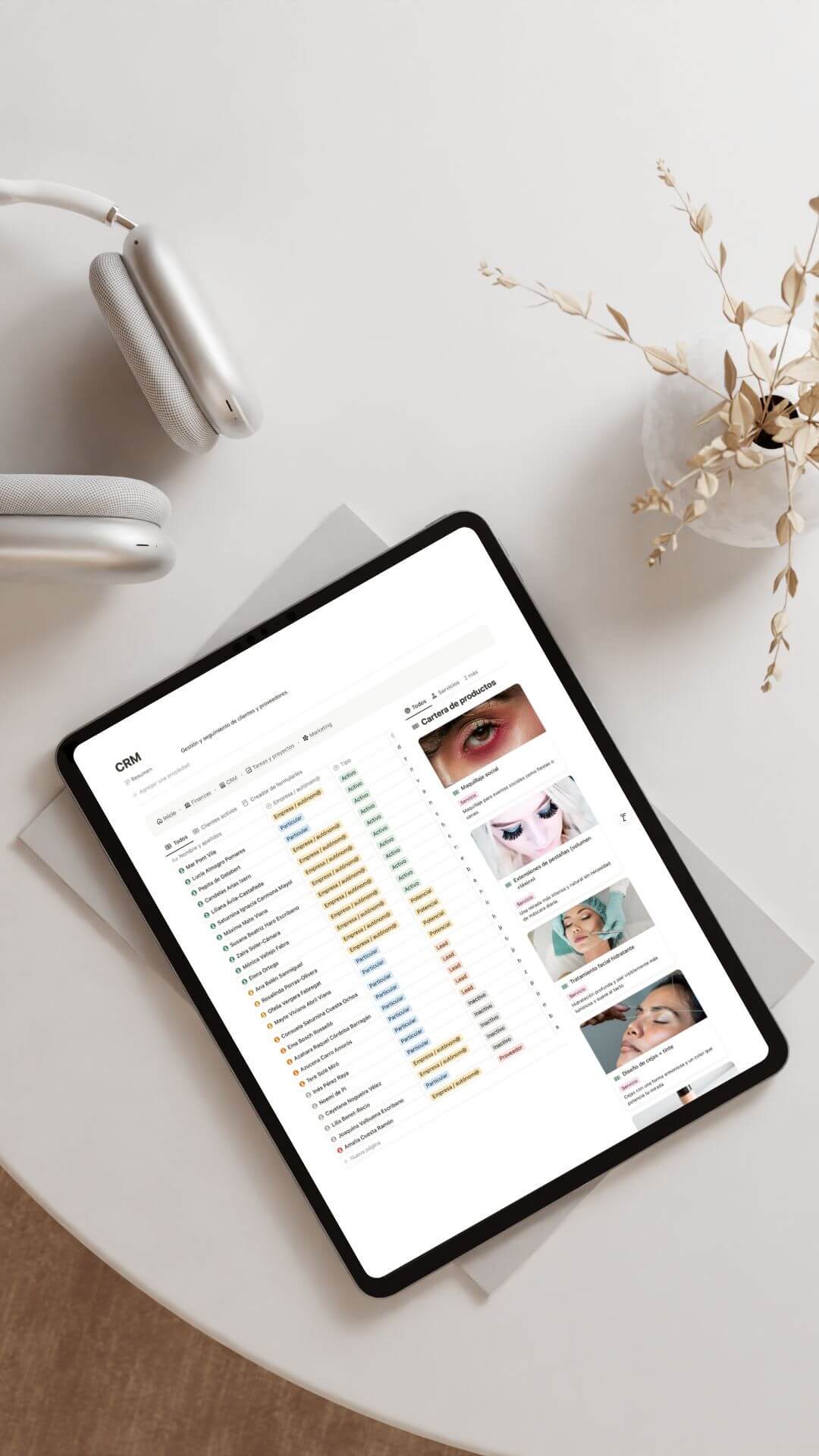 CRM de Negotion en tablet — gestión de clientes y proyectos en Notion